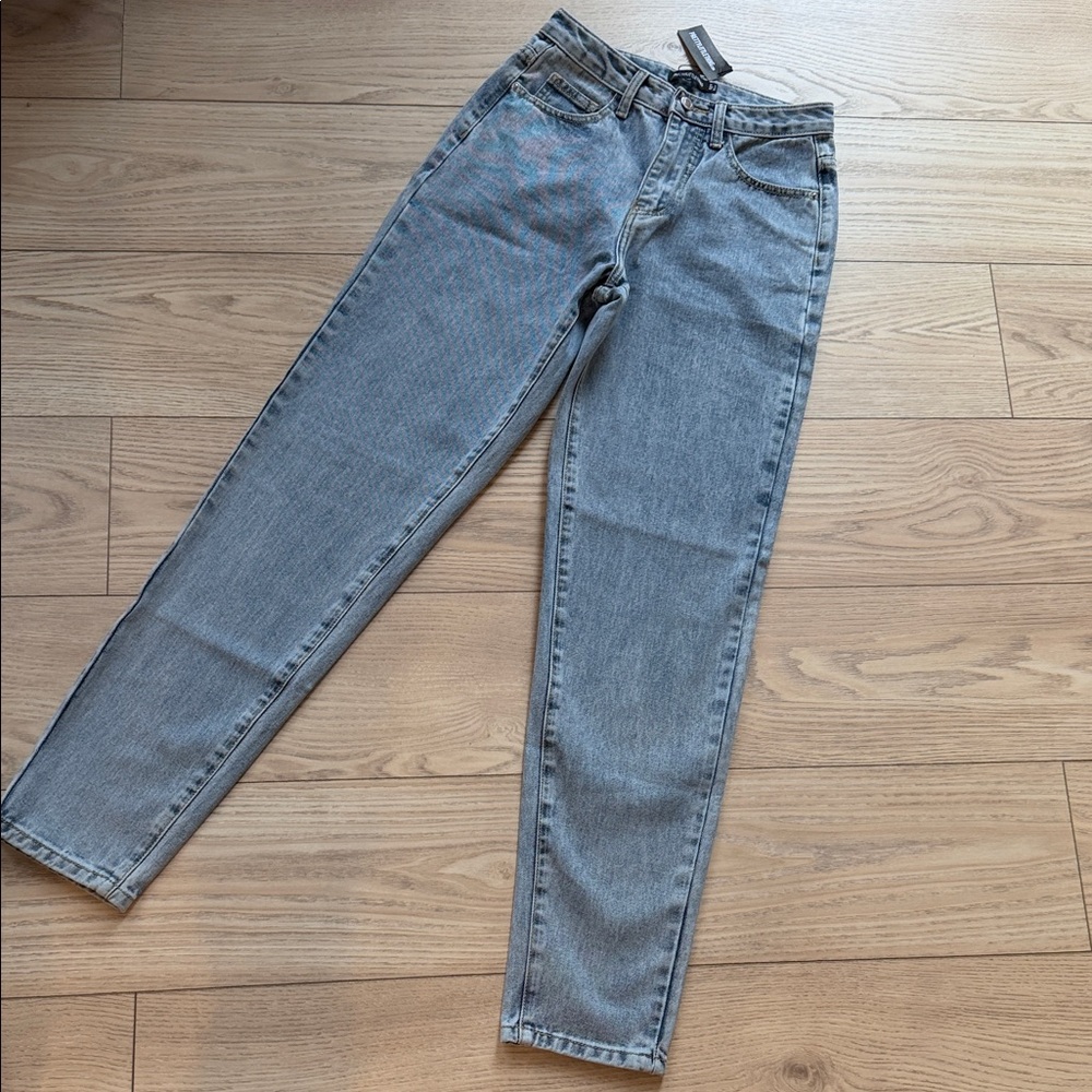 Pretty Little Thing L32 Light Blue Wash Mom Jeans